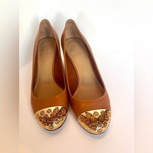 Tory Burch Tan Cami Mid Wedge Mestico Pumps Gold Toe Detail Women’s Size 7.5